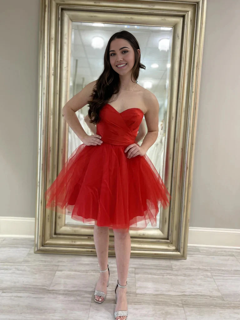 Vestidos de fiesta de tul rojo cortos con escote en forma de A, sin tirantes y escote corazón. Vestidos formales de noche para el regreso a casa.